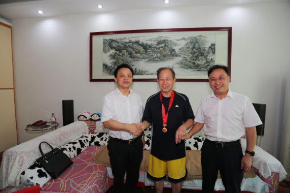 慰问暖人心，关怀传党情 —市审计局开展“七一”走访慰问活动